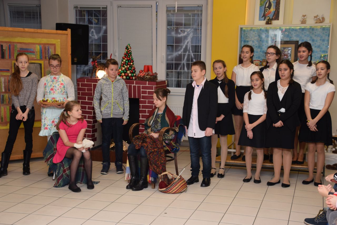 Adventi reggeli áhitatok az aulában